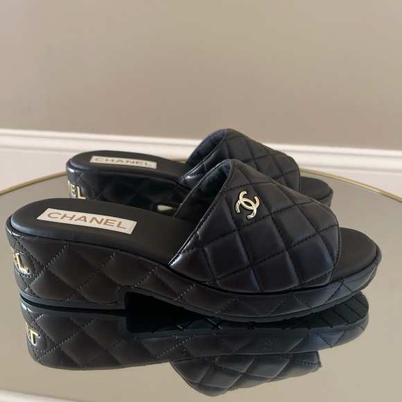 Chanel 23C quilted leather interlocking CC slides size 40 - Picture 10 of 16